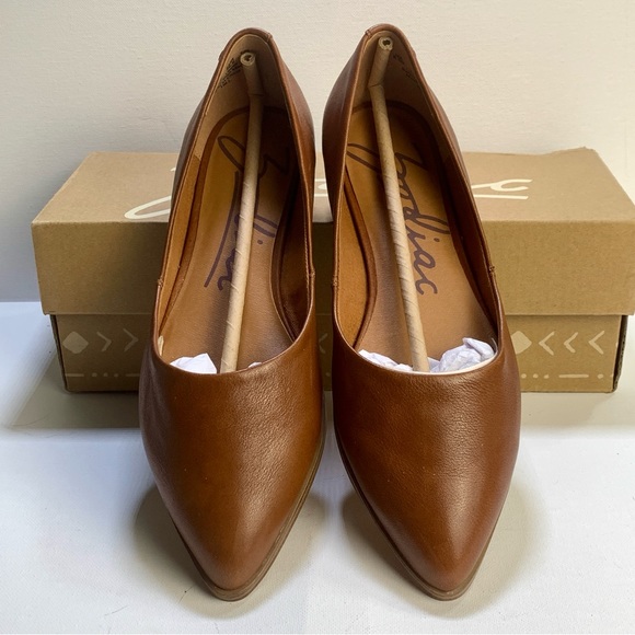 NIB - ZODIAC "Hills" Leather Flats (6) - Picture 3 of 4